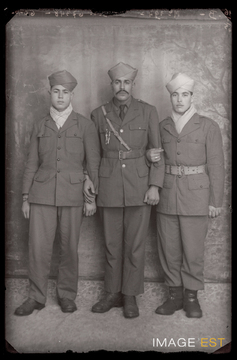 Portrait en pied de trois militaires marocains (Le Val-d'Ajol)